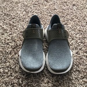 Nike Sock Dart Green And Yellow. Size 7.